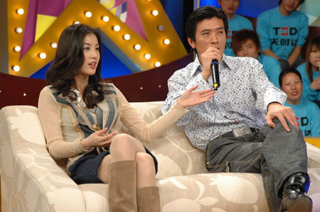 黄圣依杨子共度32岁生日 玩旋转木马似情侣