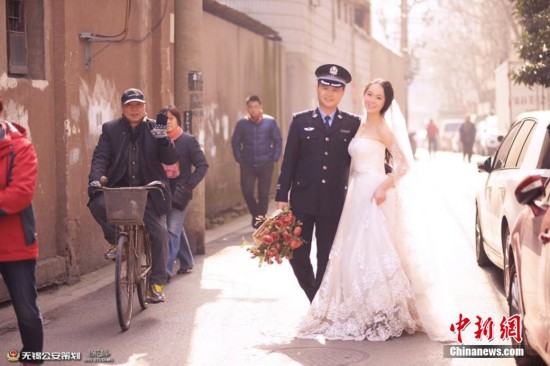 交警婚纱照_交警婚纱照片(3)