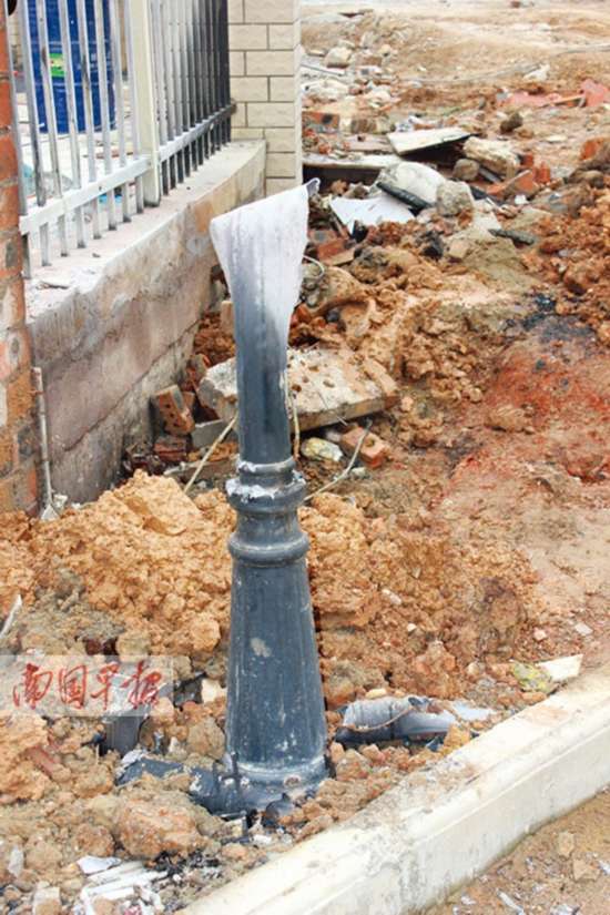 烤火烤破地下燃气胶管 火苗烧熔路灯烤碎玻璃