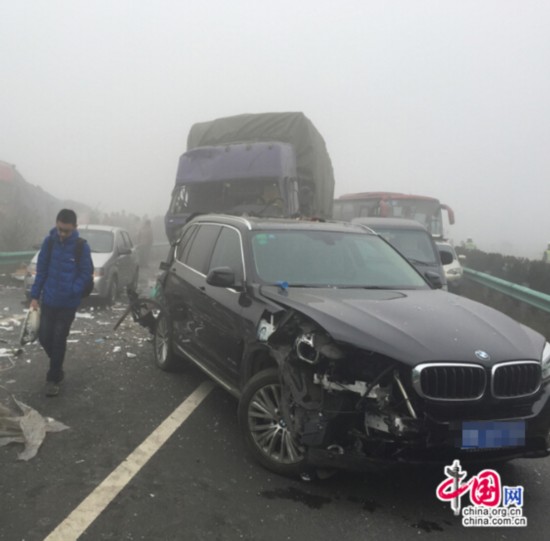 四川自贡:高速大雾致连环车祸 路人示警多车避