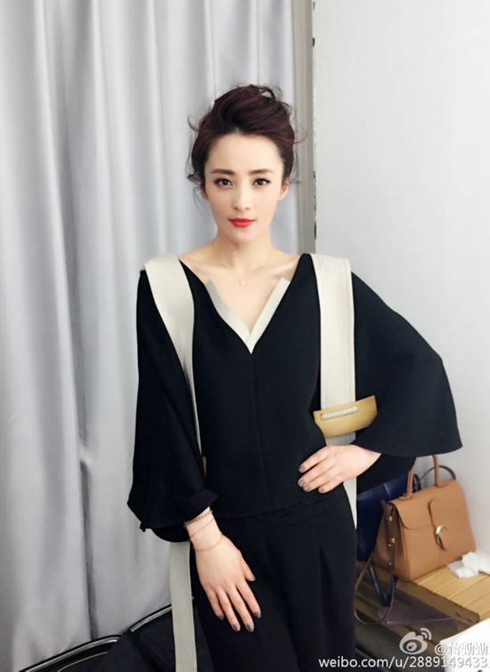 纯元皇后蒋勤勤晒时装照 红唇美艳撞脸娘娘