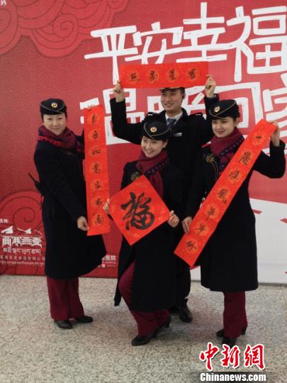 兰州高铁站小年为出行旅客写春联送福(图)