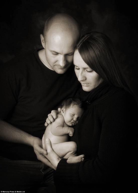 摄影师拍摄夭折婴儿温情照 抚慰痛心父母(组图