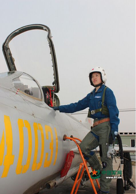 歼击机女飞行员首次夜航单飞即成功处置特情(