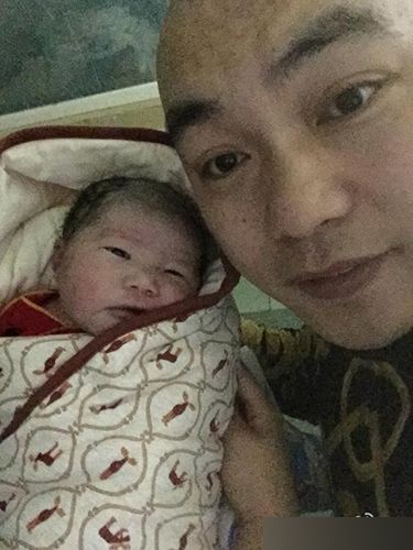 赵本山徒弟程野生女当爹 晒三口照秀幸福(图)