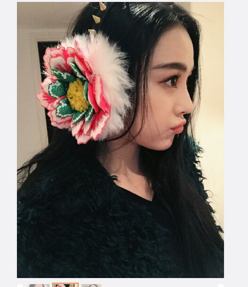 张馨予戴花朵造型耳罩出镜 嘟嘴眨眼卖萌(组图