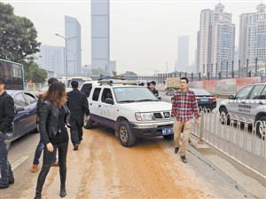 深圳一泥头车爆板漏渣土 污染道路百余米致堵