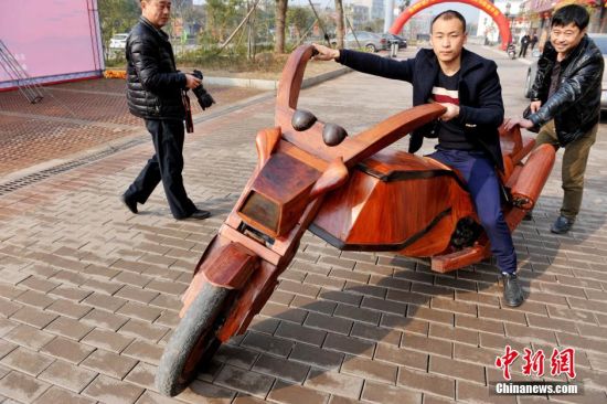 农民2万元自造木制摩托 由花梨木加工而成