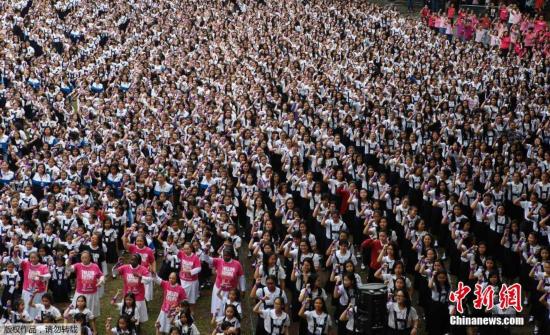 菲律宾3500女性舞蹈集会抗议性暴力(组图)