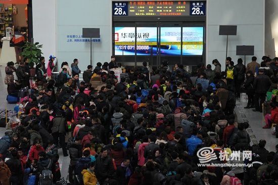 情人节是春运最高峰 铁路杭州站预计发送旅客
