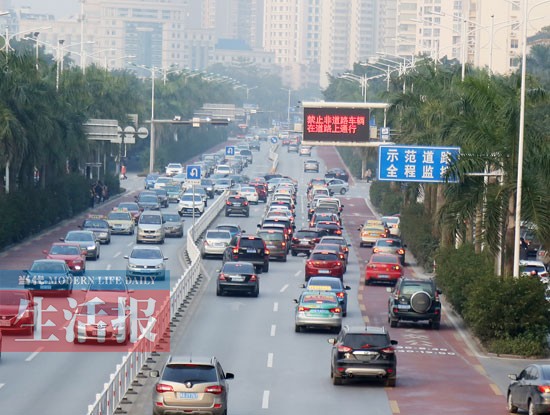 南宁公交车专用道启用第一天 私家车横行霸道