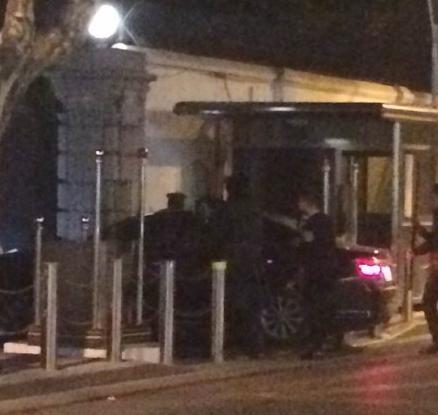 上海美领馆遭福建牌照轿车冲撞 哨兵受伤(组图