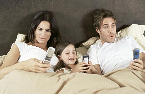 玩游戏易得干眼症 长时间看手机易患五种眼病