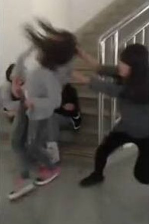 重庆初中<em>女生</em>群殴<em>视频</em>曝光 警方称已过追究时