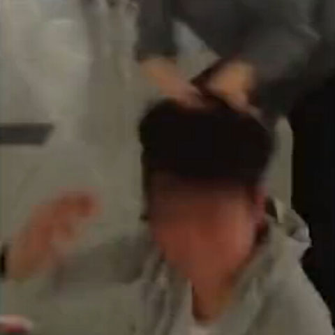 重庆女学生打架视频曝光:飞踹掴掌拽头发(图)