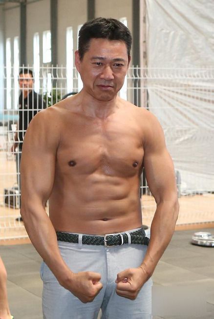 陆毅秀腹肌让白百合摸 娱乐圈男星胸肌大比拼