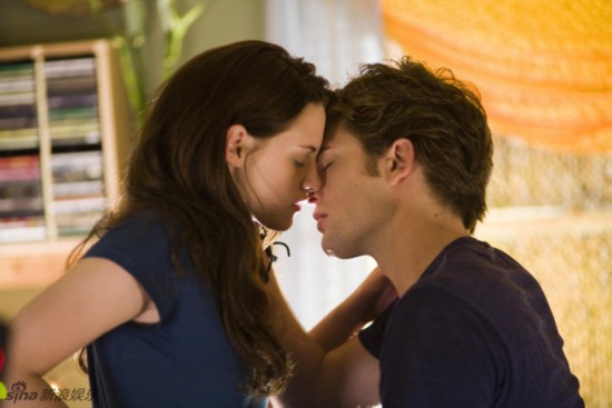 甜蜜的啵啵!明星情侣深情KISS吻出浓浓爱意