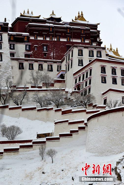 图为雪后的布达拉宫.
