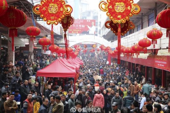 李克强现身贵州市场 100米街市走了20分钟