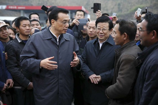 李克强为棚改搬迁居民发新房钥匙(图)