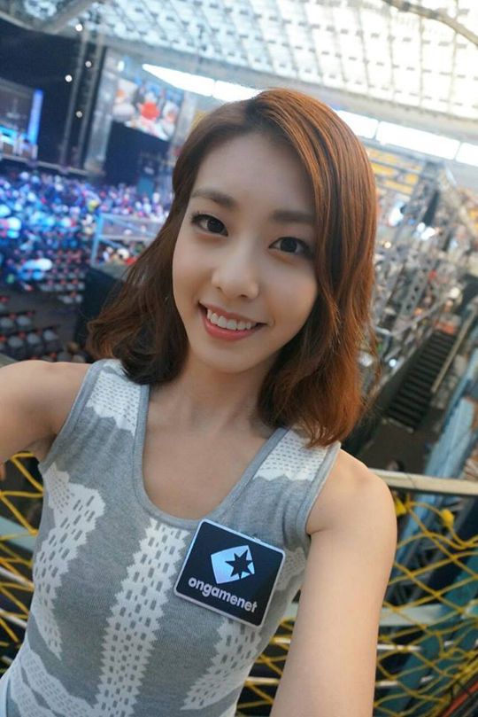 韩国20岁电竞主持走红 专业解说《英雄联盟》