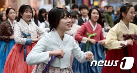 韩高中生情人节在明洞举行快闪活动宣传阿里吗教育免费高中图片