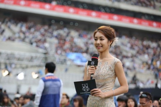 韩国20岁电竞主持走红 专业解说《英雄联盟》