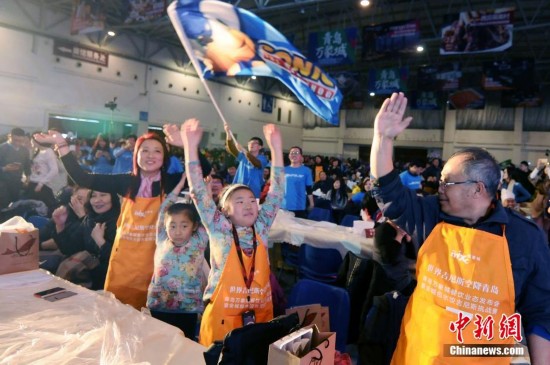 青岛3687人同时包饺子打破吉尼斯纪录(图)