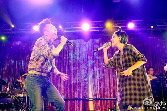 SOS合体!小S高开叉开唱 与大S穿短裙扮猫咪