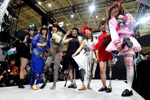 日本横滨上演特殊时装秀 模特戴假肢引关注(图