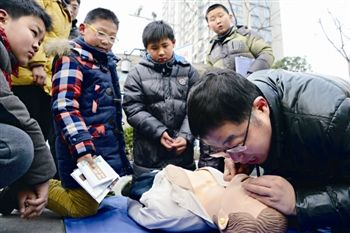 泰州姜堰红十字会人员走上街头 传授救护知识