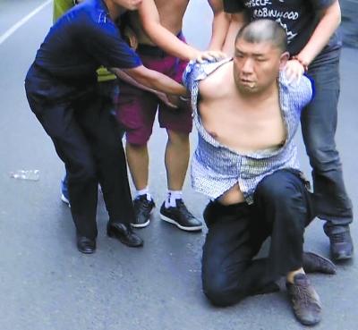 男子碰瓷79人得手后将钱撕毁 辩称脑子不好(图