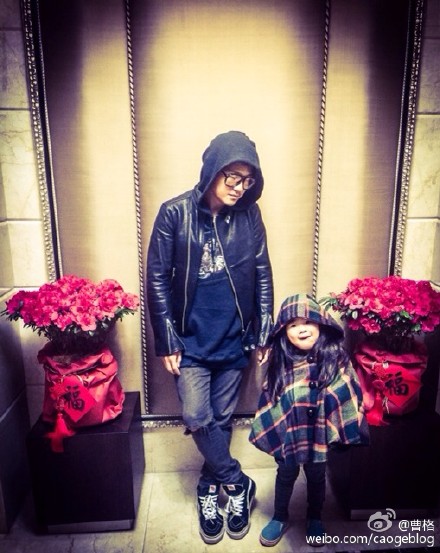 曹格与小情人甜蜜拍照!姐姐穿斗篷装搞怪可爱