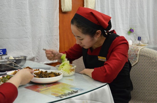 春運最美餐車服務員 每天送500份盒飯工作14小時【9】