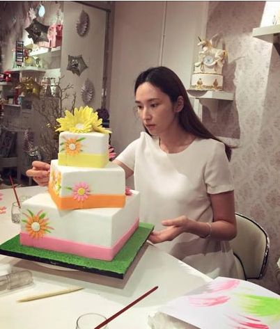 单身妈妈吴佩慈做3层蛋糕 为爱女庆1岁生日