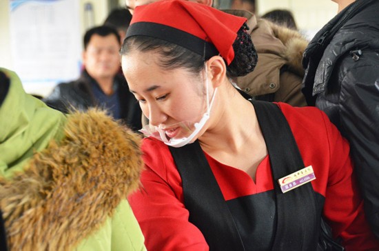 春運最美餐車服務員 每天送500份盒飯工作14小時【5】