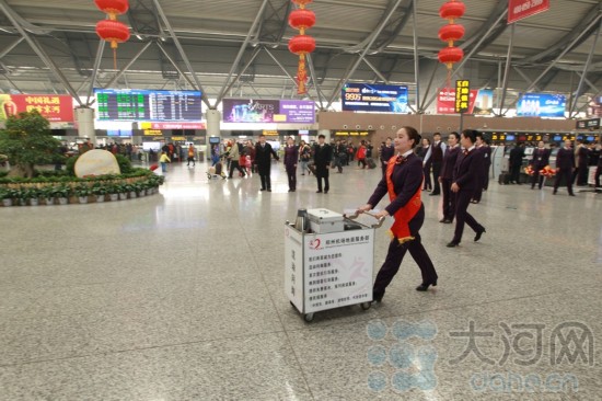 郑州机场靓女帅哥着新工装玩快闪 愉悦乘客回