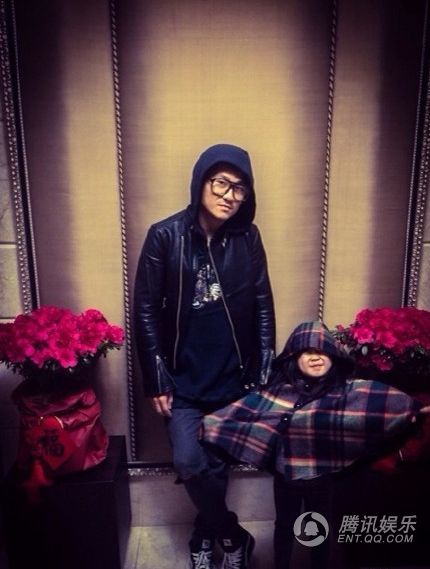 姐姐斗篷装搞怪可爱 Joe为曹格和小情人拍照