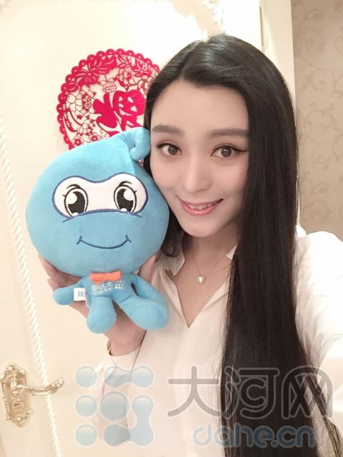 河南籍演员王亚楠与河宝娃合影 向大家拜年