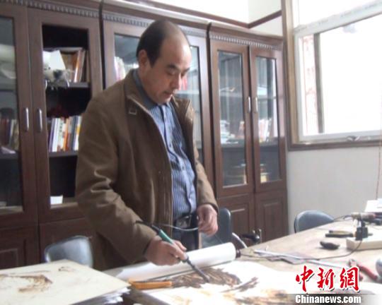 58岁画师情迷烙画创作14载每年只有大年初一休息