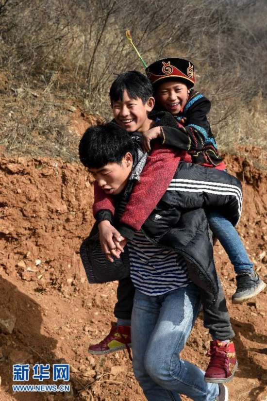 感动:带学生回家过年的支教老师