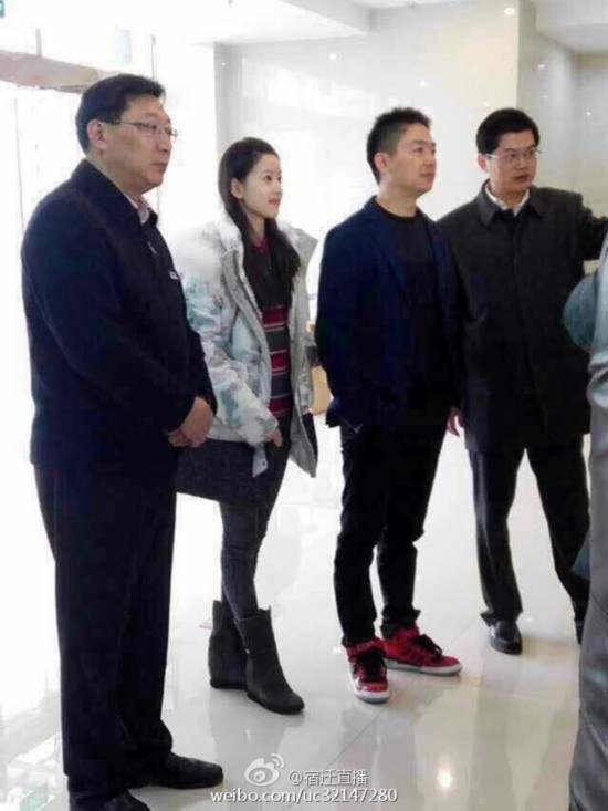 组图:网传奶茶妹妹章泽天陪着刘强东回老家江