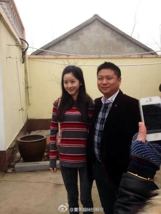 组图:网传奶茶妹妹章泽天陪著刘强东回老家江