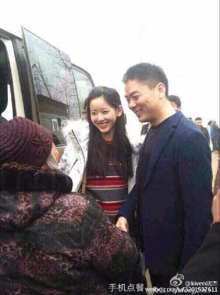 刘强东奶茶妹回老家 发千万红包市领导陪同