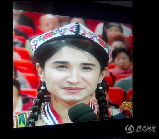 组图:春晚维吾尔族姑娘意外走红 为助人为乐劳