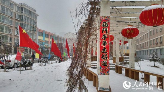 天降瑞雪為居民小區裡增添了濃濃的春節氣氛。