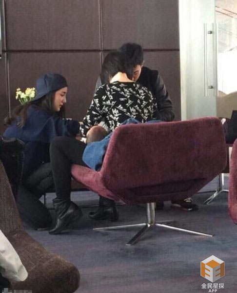 杨幂刘恺威携宝宝现身 机场候机室换尿布(图)