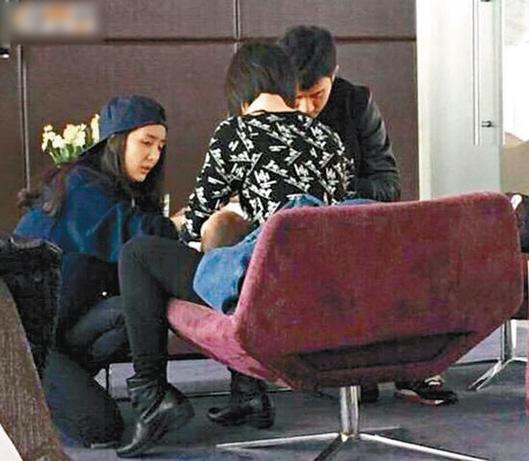 杨幂计划生二胎 为女儿换尿片事事亲力亲为(图