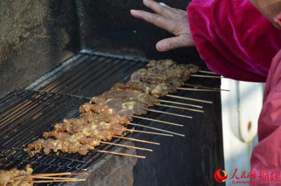 印尼風味的烤肉“沙嗲”，獨特的香味，孩子們已經盼了一年。