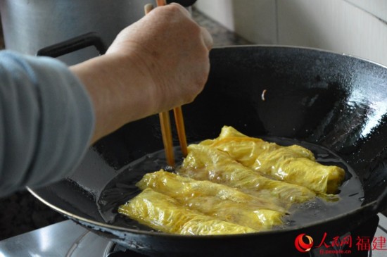 閩南五香卷還要用溫油細炸，吃的時候沾上印尼酸辣醬，風味獨特。